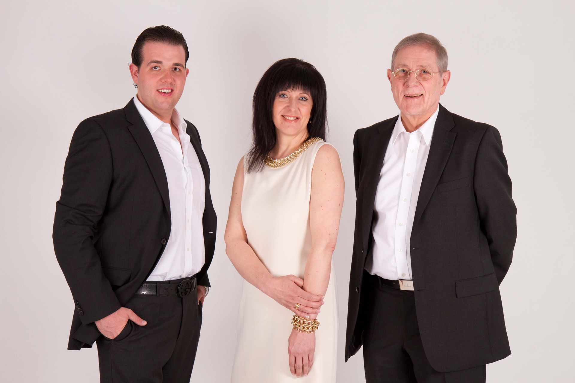 PALLAS TREVIL Produktleidenschaft seit 3 Generationen. Zusammen mehr als 100 Jahre Erfahrung. Bereits mehr als 1000 verkaufte Maschinen. Wir und unser gesamtes Team haben es uns zur ständigen Aufgabe gemacht, Ihnen das Beste an innovativer Technik und Know-How zu bieten, was heute und in Zukunft zu einem perfekten Finish erforderlich ist.