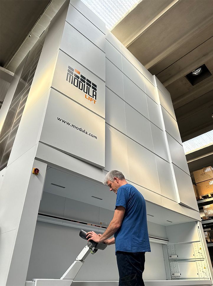 pallas finish systeme gmbh trevil ersatzteile ersatzteillager Ordnung, Schnelligkeit und Genauigkeit waren schon immer die drei Grundpfeiler unserer Produktion. Sie zu bewahren und zu verbessern bedeutet, die Qualität unserer Produkte zu gewährleisten, die sich auch über die Lieferzeiten erstreckt. Die Entscheidung, das neue Vertikallager zu installieren, erfüllt diese Vorrechte voll und ganz und stellt die Perspektive eines kontinuierlichen Wachstums und einer kontinuierlichen Verbesserung dar. Wir verfügen über zwei Lager in Deutschland und Italien um Ihnen eine schnellstmögliche Ersatzteilversorgung zu gewährleisten. Ob Steuercomputer, Platinen, Polsterungen, Abschlusstextilien,
Pneumatikzylinder, Elektroventile
Dichtungen oder komplette Heizgruppen. Wir garantieren Ihnen einen schnellen Ersatzteilversand.