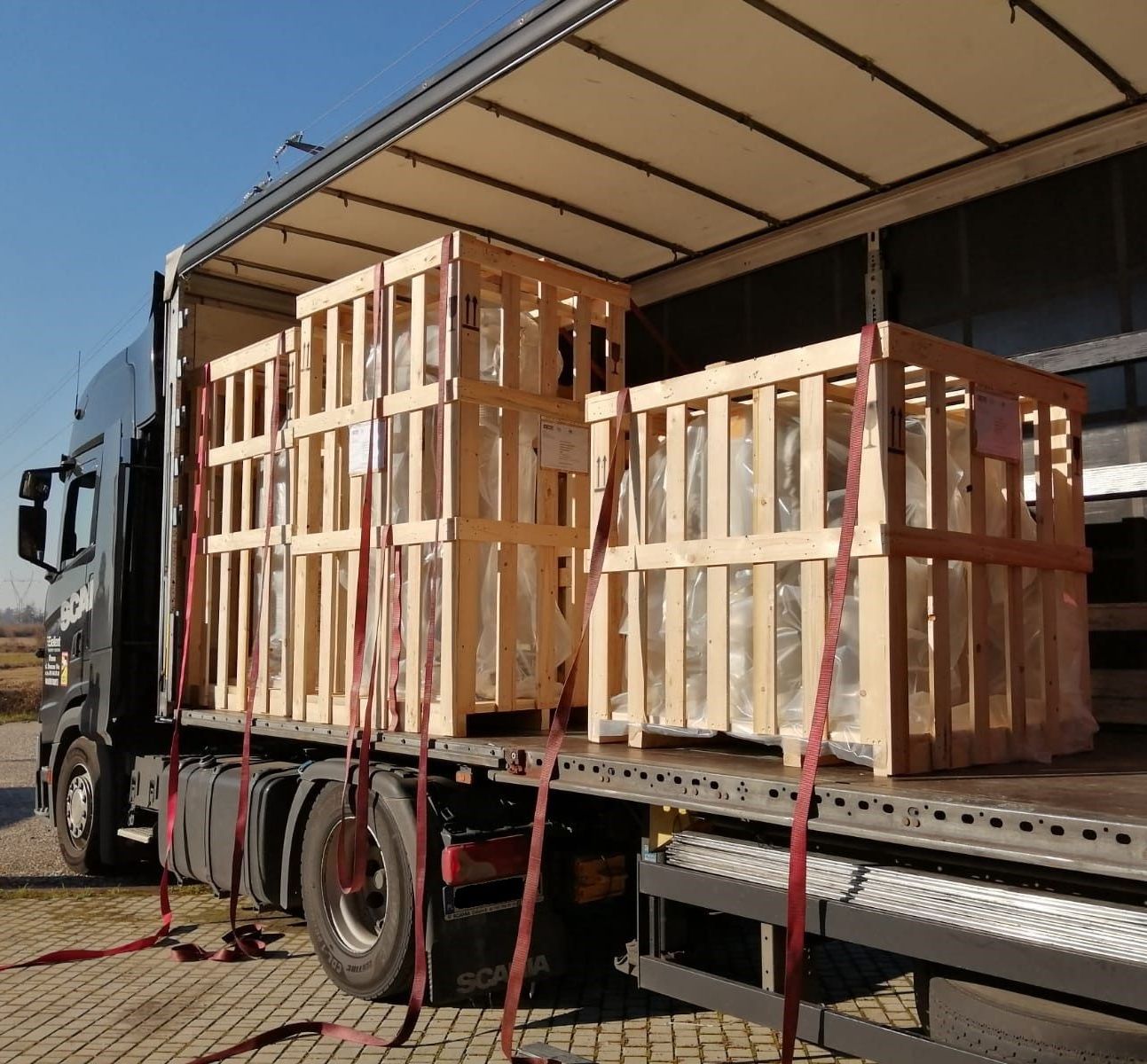 pallas finish systeme gmbh trevil ersatzteile ersatzteillager Ordnung, Schnelligkeit und Genauigkeit waren schon immer die drei Grundpfeiler unserer Produktion. Sie zu bewahren und zu verbessern bedeutet, die Qualität unserer Produkte zu gewährleisten, die sich auch über die Lieferzeiten erstreckt. Die Entscheidung, das neue Vertikallager zu installieren, erfüllt diese Vorrechte voll und ganz und stellt die Perspektive eines kontinuierlichen Wachstums und einer kontinuierlichen Verbesserung dar. Wir verfügen über zwei Lager in Deutschland und Italien um Ihnen eine schnellstmögliche Ersatzteilversorgung zu gewährleisten. Ob Steuercomputer, Platinen, Polsterungen, Abschlusstextilien,
Pneumatikzylinder, Elektroventile
Dichtungen oder komplette Heizgruppen. Wir garantieren Ihnen einen schnellen Ersatzteilversand.