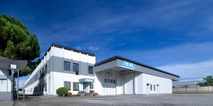 pallas finish systeme gmbh trevil bügelmaschinen ausstellungsraum PALLAS - TREVIL produziert Maschinen für chemische Textilreinigungen, Wäschereien und überall dort, wo ein professioneller Umgang mit Textilien erforderlich ist. Alle unsere Maschinen sind auf Effizienz und Langlebigkeit ausgelegt und erfüllen die höchsten Anforderungen unserer Kunden weltweit. Fortschrittliche Technologie, Forschung und Entwicklung kamen 1995 bei uns zusammen, um der Reinigungsbranche, der industriellen Wäscherei und der Bekleidungsherstellung das Beste an professioneller Ausrüstung zu bieten.