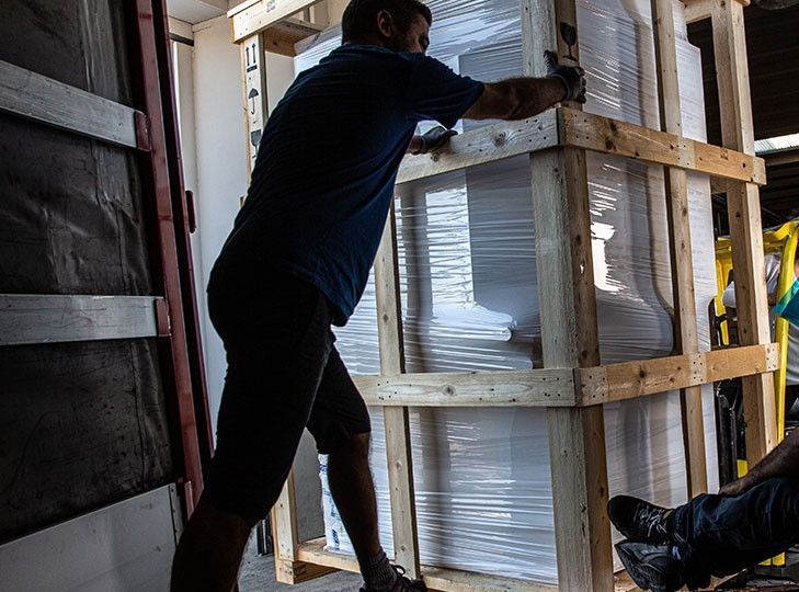 pallas finish systeme gmbh trevil anlieferung installation Wir organisieren für Sie auf Wunsch die Anlieferung der Maschine/n mit Hilfe von Spezialfahrzeugen, installieren diese in Ihrem Betrieb und schulen Ihre Mitarbeiter für einen sicheren und wirtschaftlichen Umgang der neuen Maschine/n. Natürlich haben Sie die Möglichkeit, Ihre neuen Maschinen im Rahmen einer Werksabholung persönlich in Empfang zu nehmen. Gerne übernehmen aber auch wir für Sie den Transport und liefern Ihnen die neuen Maschinen bequem und versichert bis zu Ihnen vor Ort.