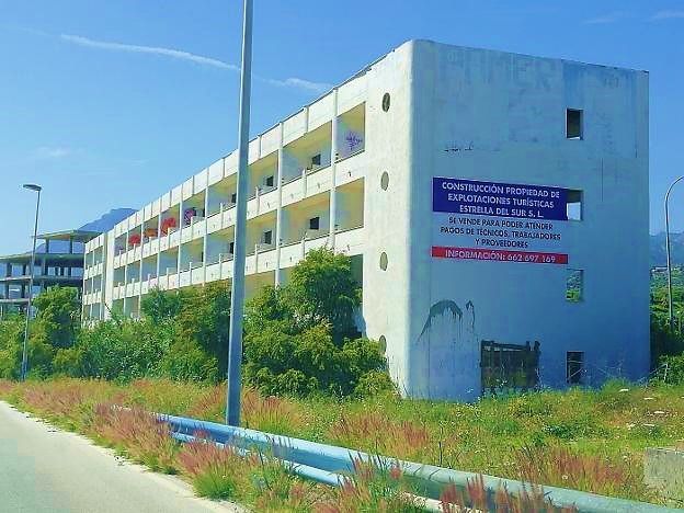 Escuela Pública de Enfermería. - Escuela Pública de Enfermería. - El proyecto sobre la escuela pública de Enfermería en Marbella, anunciado Ángeles Muñoz tendría como posible equipamiento uno de los edificios en la zona del Hospital Costa del Sol (HCS). Muñoz destacó que el HCS tiene formación para los médicos residentes y, existe el convencimiento de que hay demanda en la ciudad en la especialidad de enfermería. La alcaldesa reiteró que lleva meses hablando con el rector de la Universidad de Málaga (UMA) para que Marbella pueda asumir este reto. Dijo que la Junta está de acuerdo con el proyecto. Sobre los edificios, apuntó que habría que negociarlo con Carretera ya que el único escollo que existe es la proximidad con la carretera: 50 metros. Está convencida en que, si Feijóo llega al gobierno, esos metros no serán un obstáculo, así, que…El proyecto sobre la escuela pública de Enfermería en Marbella, anunciado Ángeles Muñoz tendría como posible equipamiento uno de los edificios en la zona del Hospital Costa del Sol (HCS). Muñoz destacó que el HCS tiene formación para los médicos residentes y, existe el convencimiento de que hay demanda en la ciudad en la especialidad de enfermería. La alcaldesa reiteró que lleva meses hablando con el rector de la Universidad de Málaga (UMA) para que Marbella pueda asumir este reto. Dijo que la Junta está de acuerdo con el proyecto. Sobre los edificios, apuntó que habría que negociarlo con Carretera ya que el único escollo que existe es la proximidad con la carretera: 50 metros. Está convencida en que, si Feijóo llega al gobierno, esos metros no serán un obstáculo, así, que…