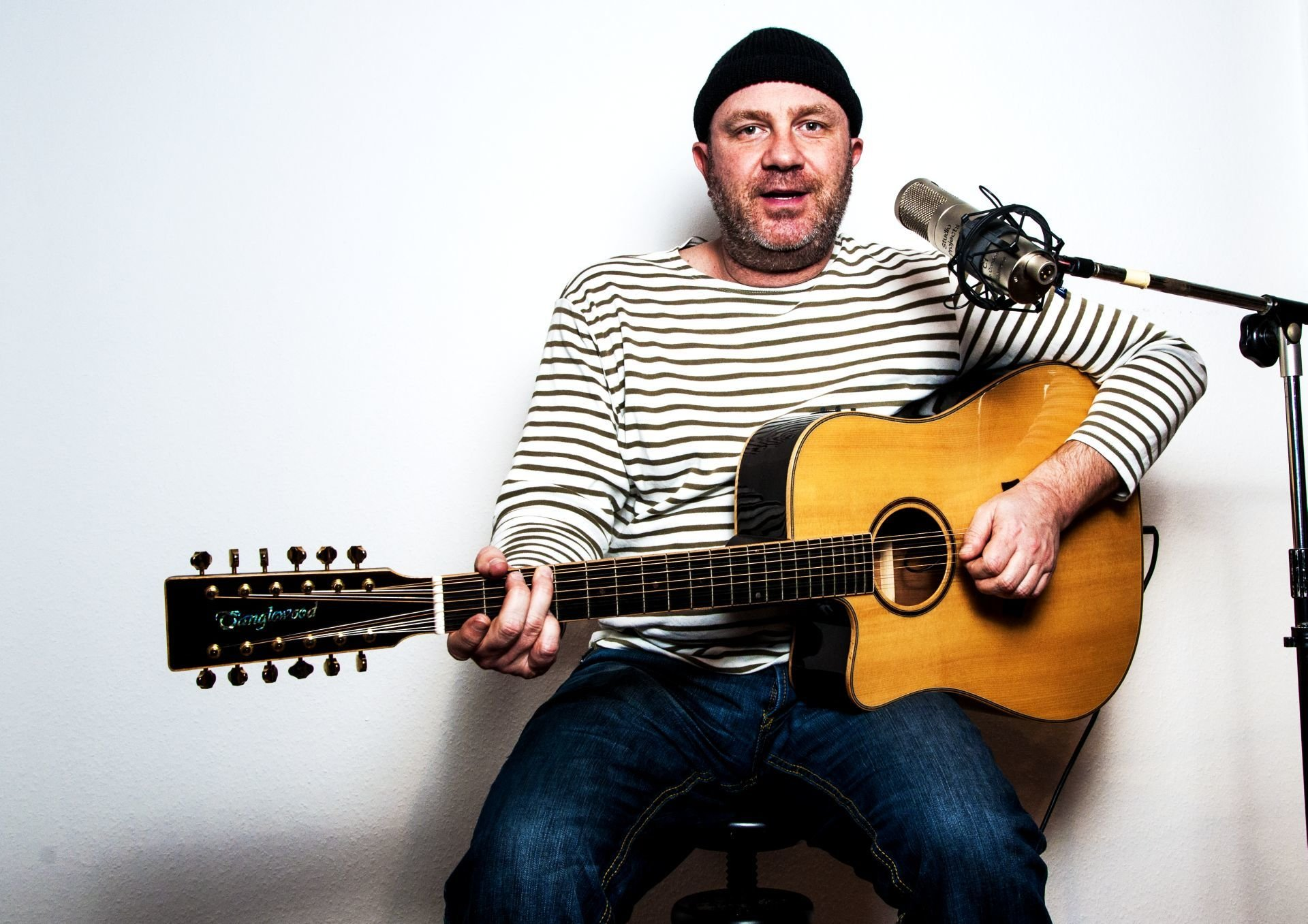 Achim Schütz mit 12-saitiger Gitarre