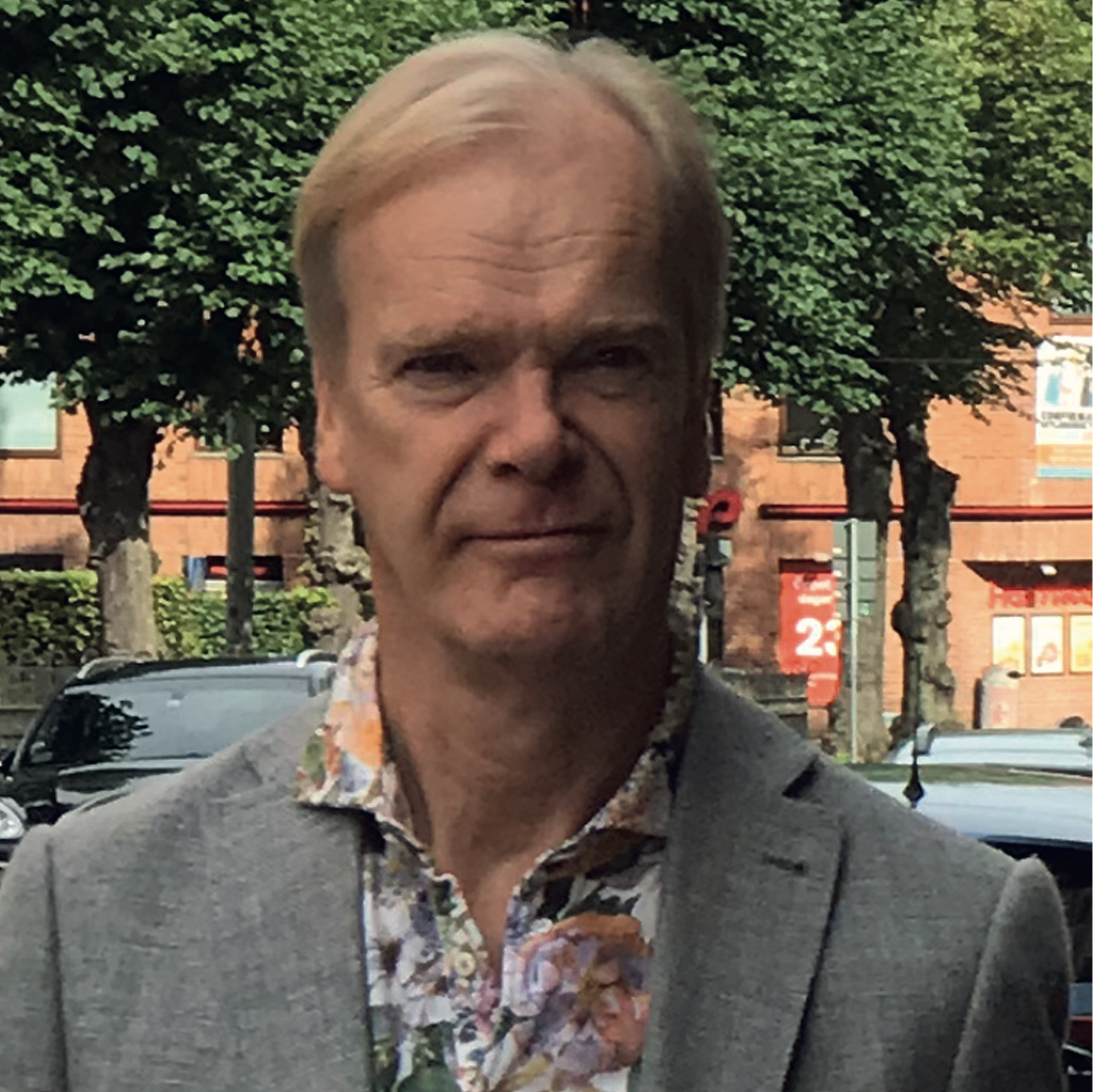 © LARS MULLBACK - Disabled but won't give up LARS MULLBACK - DISABLED ARTIST WHO PAINTS WITH HIS FEET