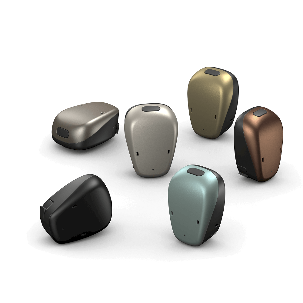 Der Baha 6 Max ist ein Premium-Power-Soundprozessor für Knochenleitungsimplantate, der keine Kompromisse eingeht. Er wurde entwickelt, damit seine Träger einen klaren, satten und natürlichen1 Klang mit Hilfe eines kleinen, diskreten Geräts wahrnehmen können.
Die Leistungsstärke wurde für den Zugang zu einem breiten und dynamischen Klangspektrum erhöht, durch welches die Hörfähigkeit in lauten Umgebungen verbessert wird.2 Und wir haben einen neuen Chip hinzugefügt, mit dem Sie Audiosignale direkt von Android™- und Apple-Geräten übertragen können.