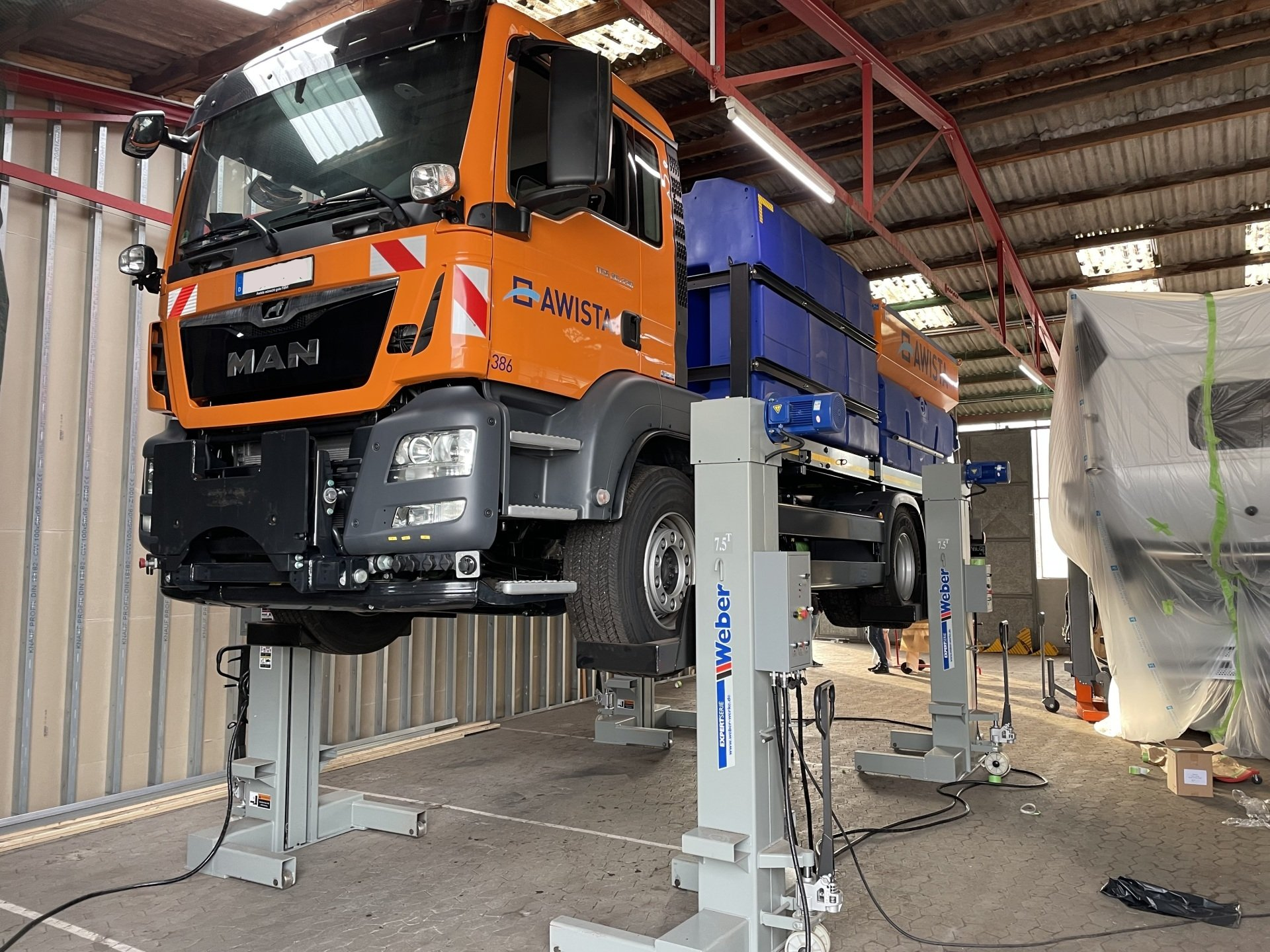 AWISTA Winterdienstfahrzeug vor TimeMAX