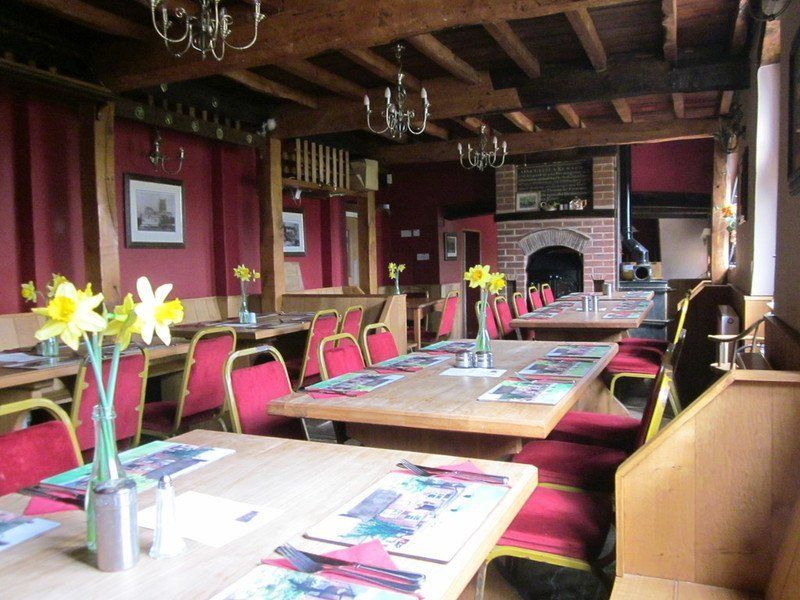 Enjoy fine locally sourced traditional pub fayre in our dining room. Riverside buffet , event catering for bespoke parties, reunions, gatherings, meetings near Tewkesbury, Gloucestershire.