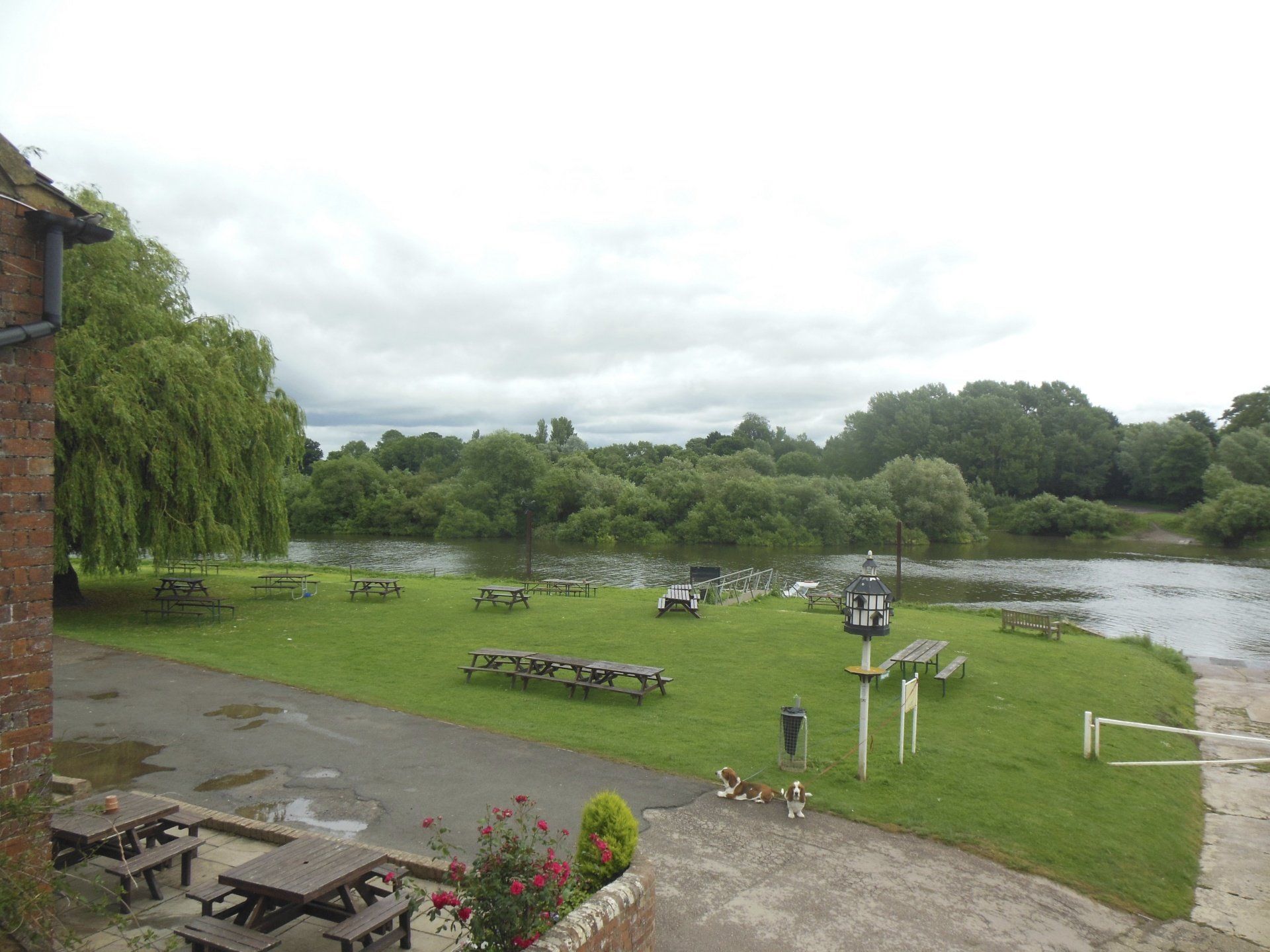 Lower Lode riverside pub, B&B & campsite, perfect for paddle board and canoe groups near Tewkesbury, Gloucestershire