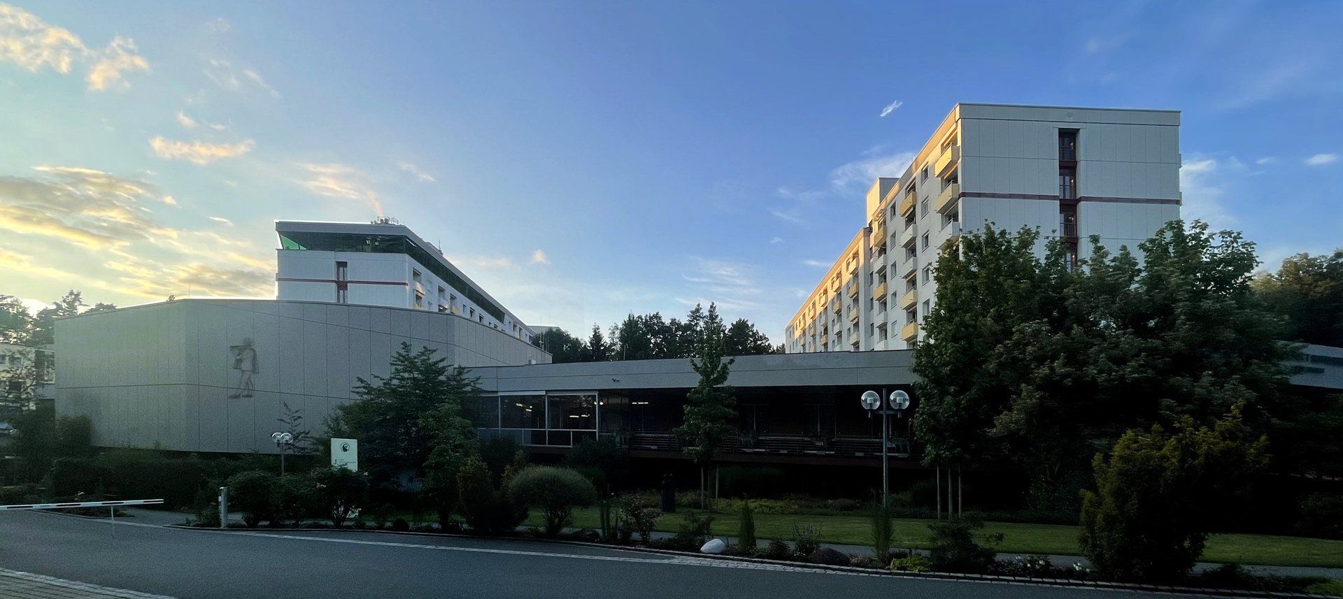 ...auf dem Dach des linken Gebäudes das Café Panorama Wohnstift Rathsberg Erlangen - Auf dem linken Dach das Café Panorama