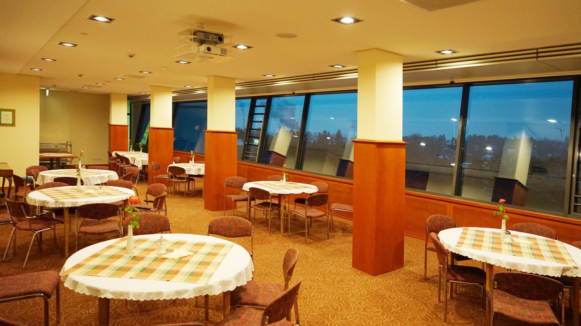 Wohnstift Rathsberg Erlangen - Auf dem linken Dach das Café Panorama