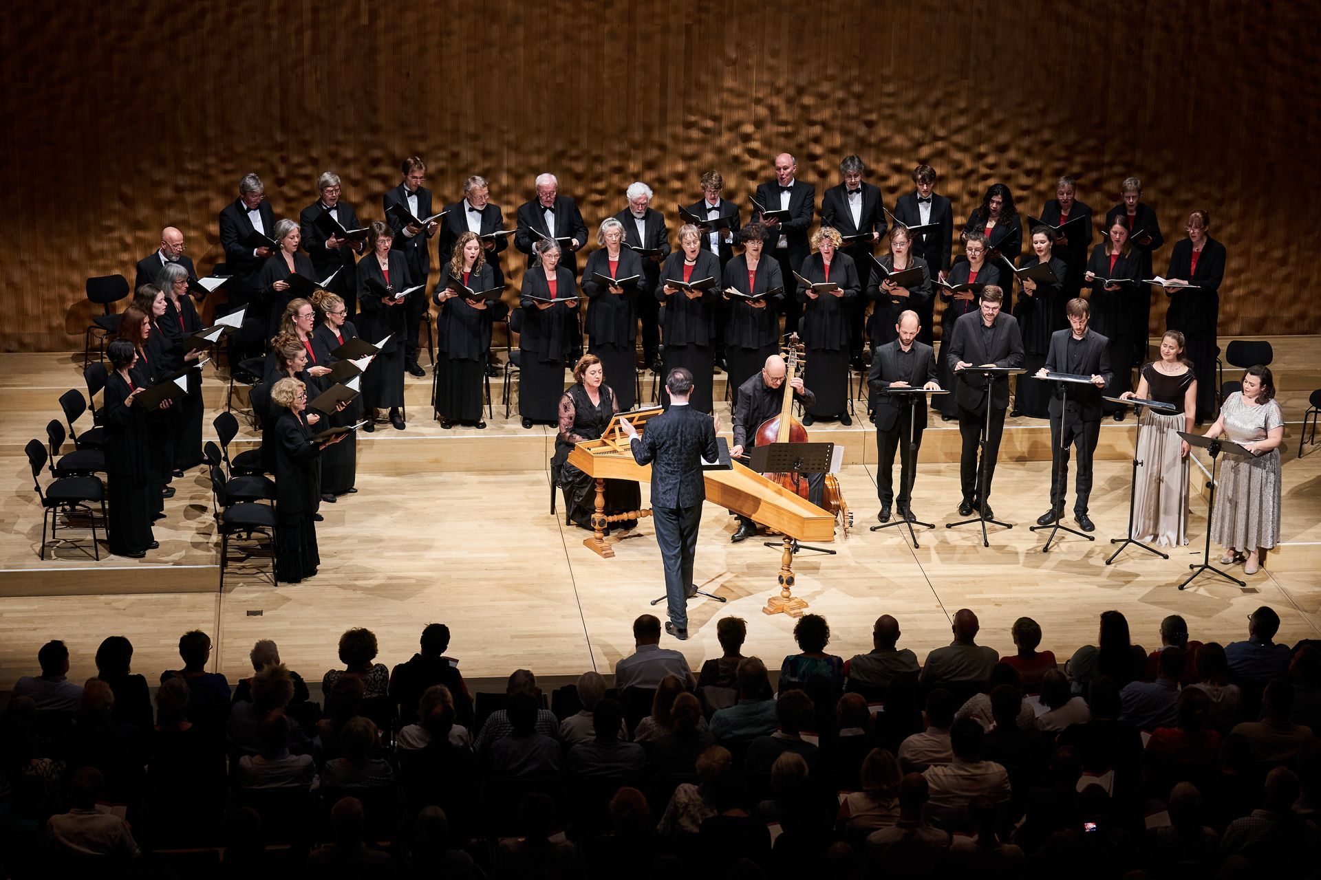 Monteverdi-Chor Hamburg mit Ælbgut, Sabine Erdmann, Matthias Müller und dem Künstlerischen Leiter Antonius Adamske – Konzert am 8.7.2023 im Kleinen Saal der Elbphilharmonie Hamburg (Foto Claudia Höhne) Konzert am 8.7.2023 im Kleinen Saal der Elbphilharmonie Hamburg (Foto Claudia Höhne)