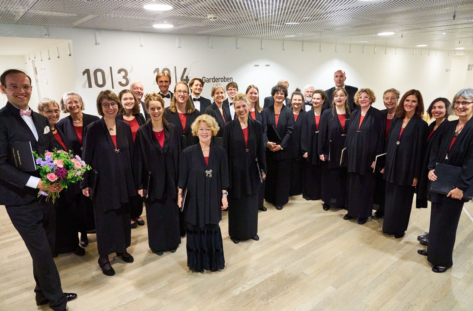 Monteverdi-Chor Hamburg backstage nach dem Konzert am 8.7.2023 im Kleinen Saal der Elbphilharmonie Hamburg (Foto Claudia Höhne)