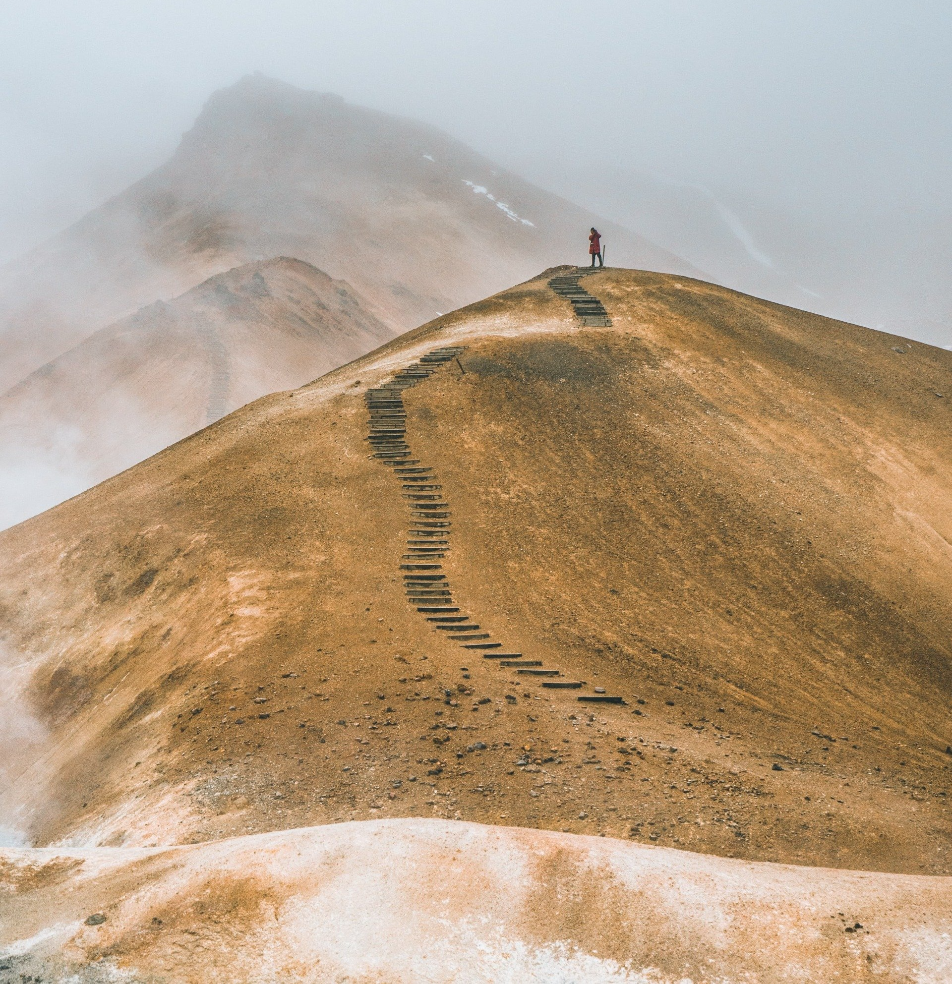 Sinnbild für den Lebensweg - eine Person am Horizont läuft auf einem Weg