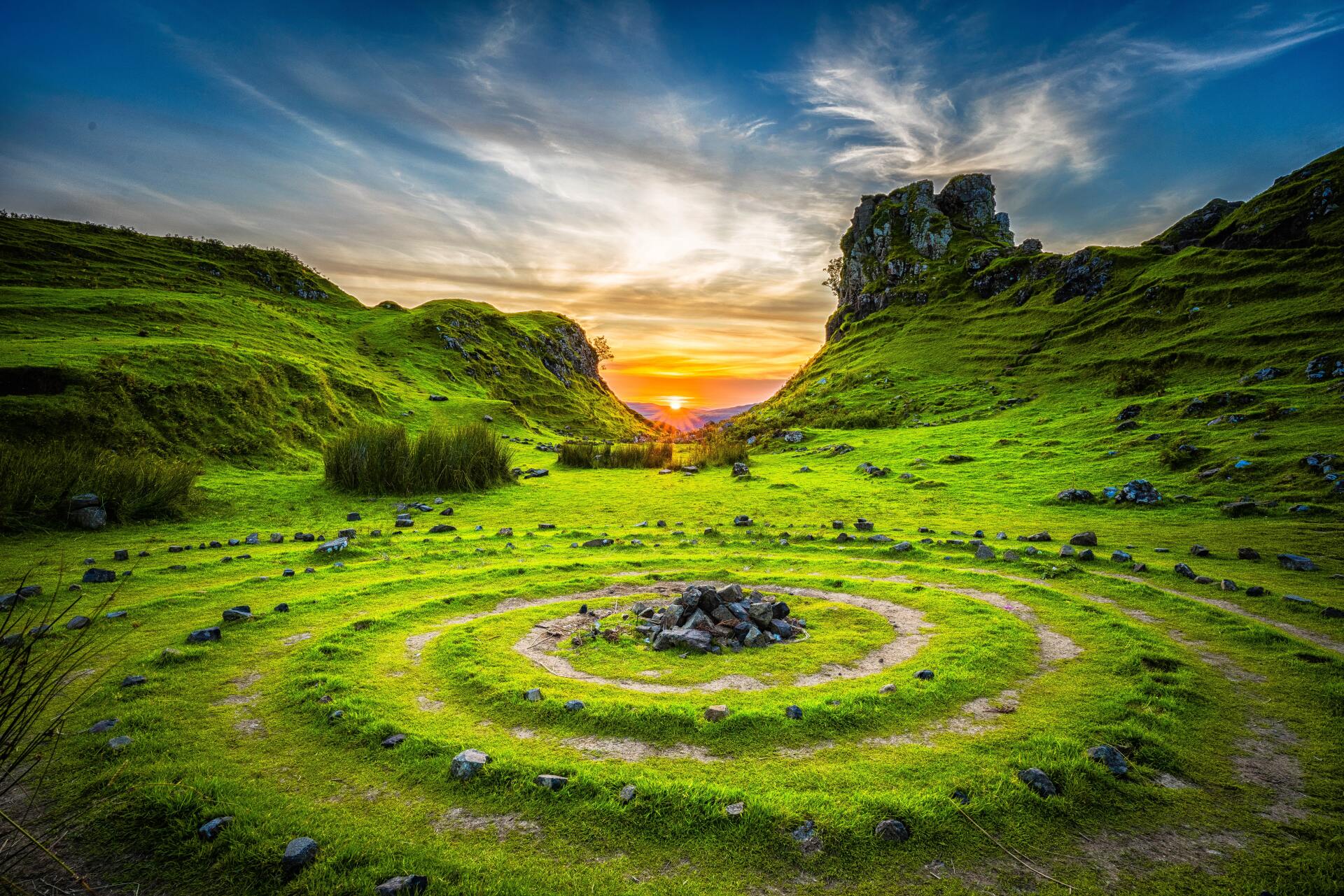 Traumatherapie - Landschaft mit grasbewachsenen Ringen