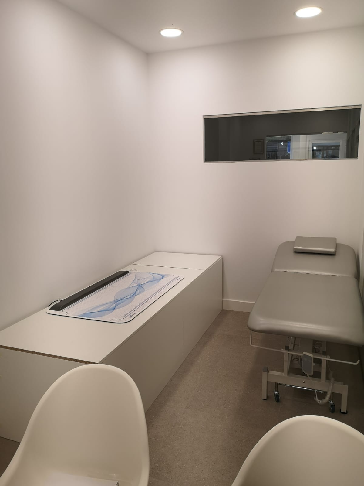 Banco de marcha y camilla de exploración