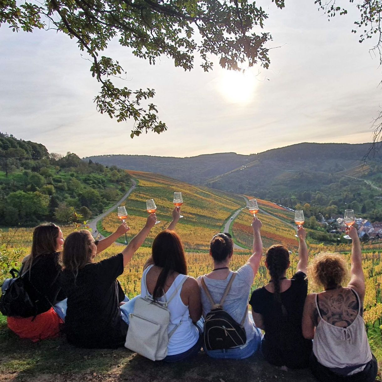 Weinglas Steinmauer Glas Wein zu Sonnenuntergang