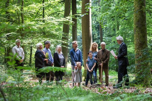Bestattungen im Wald. FriedWald, Bestattungshaus Unendlichkeit - Ihr Bestatter im Raum Köln, Bensberg, Leverkusen, Bergisch Gladbach, Moitzfeld