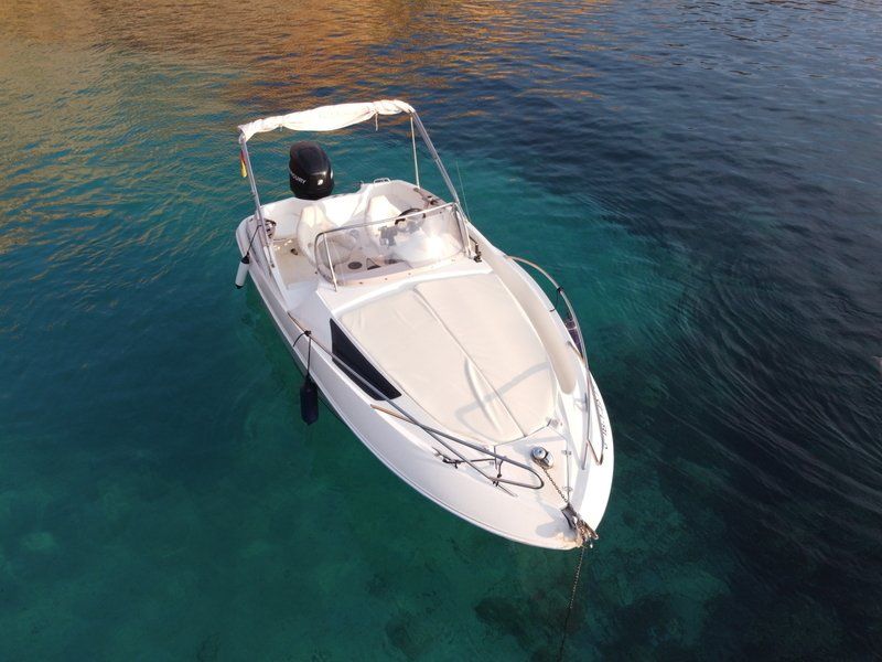 Barcos sin licencia en San Antonio