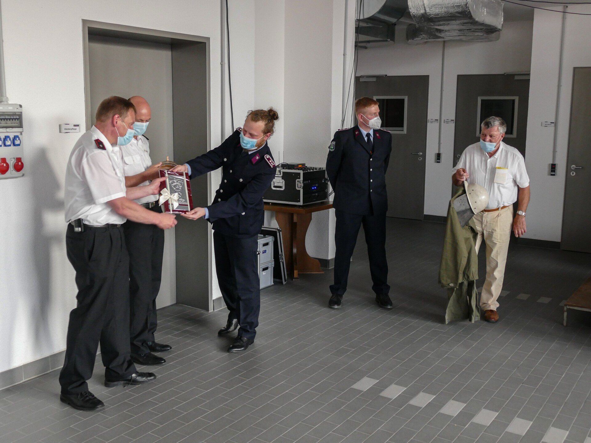 Geschenkübergabe von Lossatal an die Jugendfeuerwehr