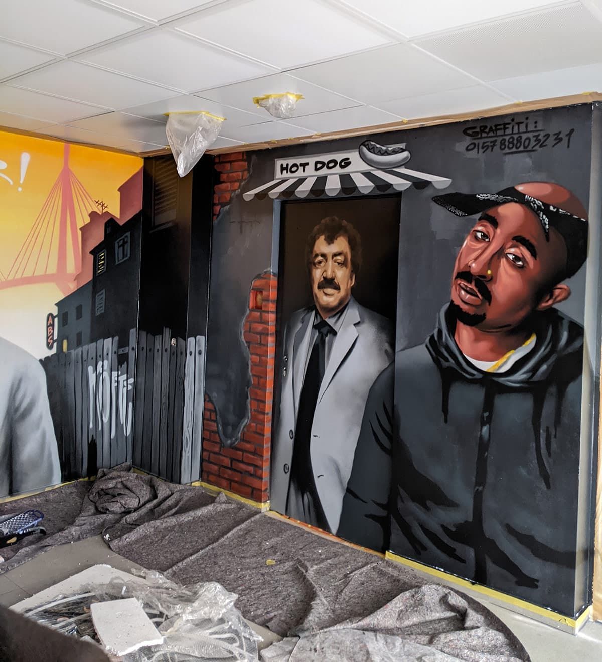 Fotorealistische Graffiti-Porträts im Innenbereich von „Fat Bros Harburg“, komplett mit Sprühdosen gemalt; detailreiche Darstellung von 2Pac Tupac Shakur und Müslüm Gürses vor einer urbanen Backstein-Kulisse.