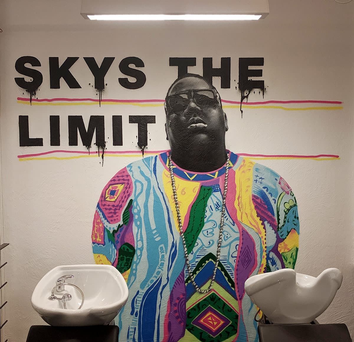 Wandgestaltung oder Graffiti mit Poträt von Biggie Notorious B.I.G. gemalt mit Sprühdosen vom Künstler Jeff Schmarinski vom Lovedraft Studio.