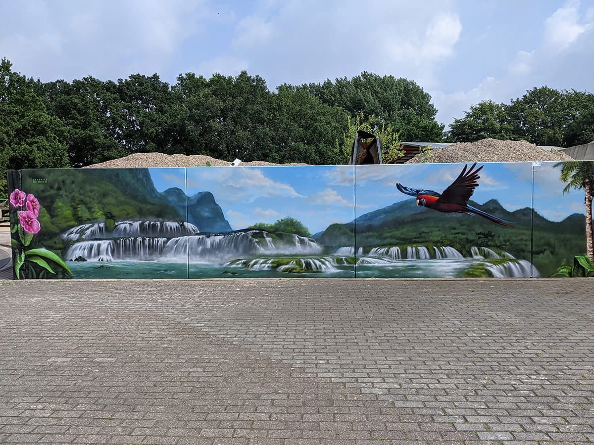 Wandgestaltung oder Graffiti mit Regenwald und Wasserfall gemalt mit Sprühdosen vom Künstler Jeff Schmarinski vom Lovedraft Studio.