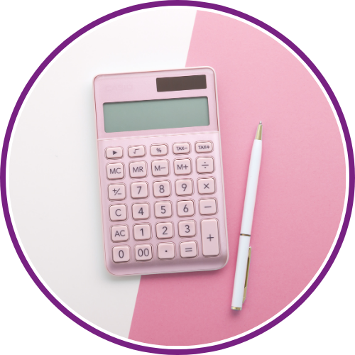 Rosafarbener Taschenrechner mit Stift auf rosa-weißem Hintergrund