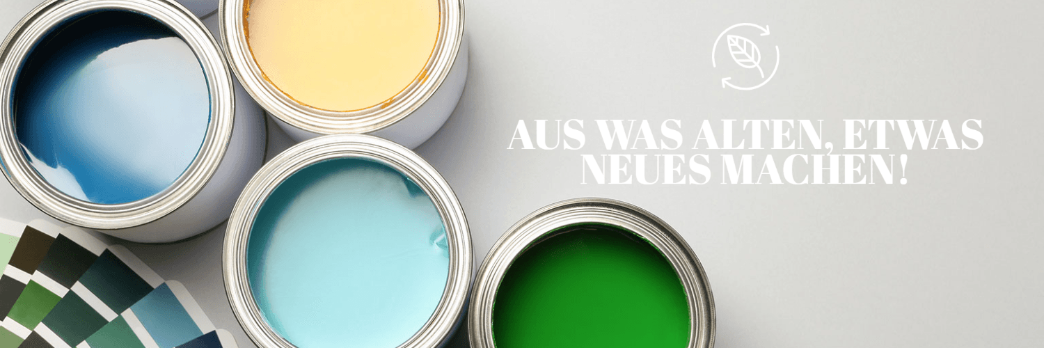 Geöffnete Farbdosen und Farbfächer zum Recycling alter Farbreste