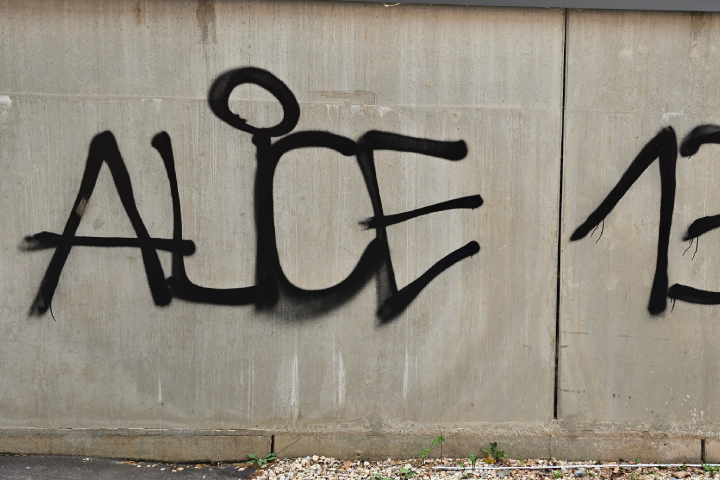 Betonwand mit Graffiti