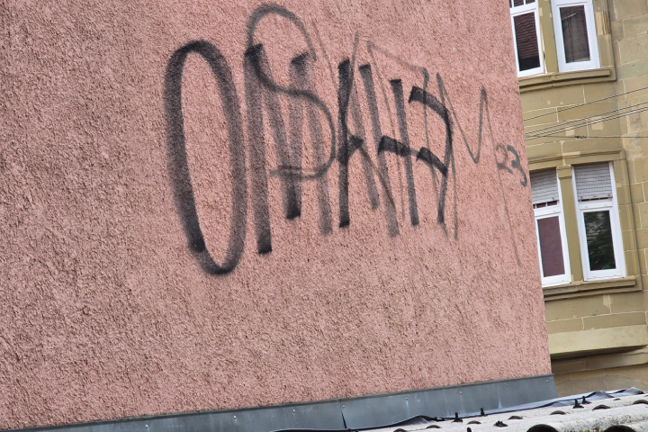 Rauputzmauer mit Graffiti