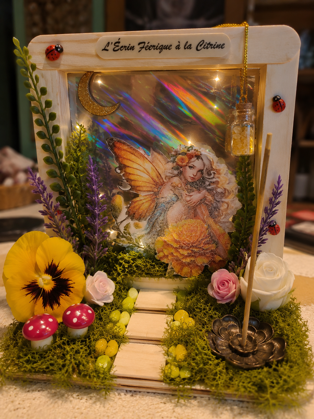 Cadre féerique artisanal Écrin à Vœux avec fée, fiole de quartz rose et porte-encens