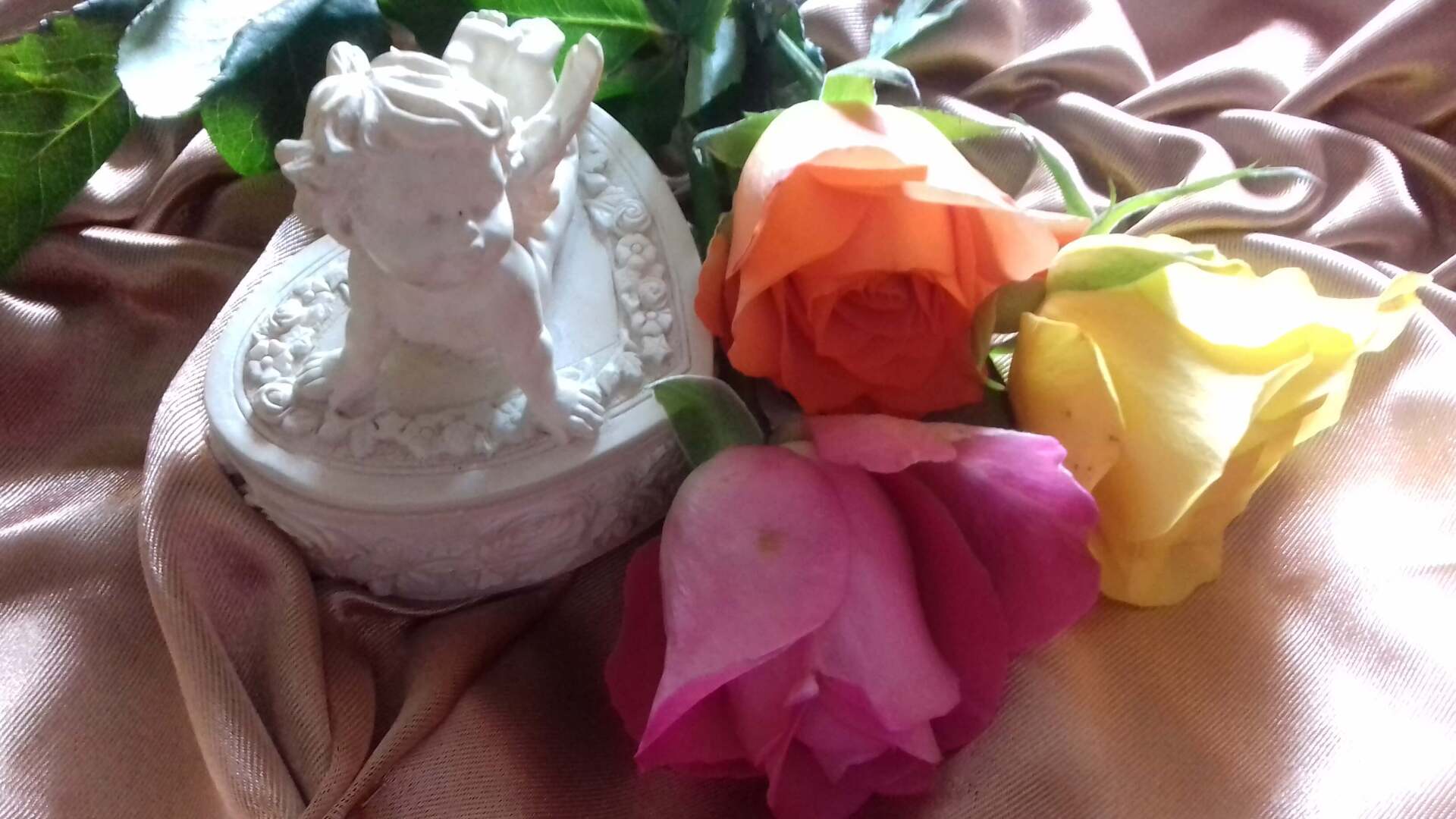 un ange avec des roses