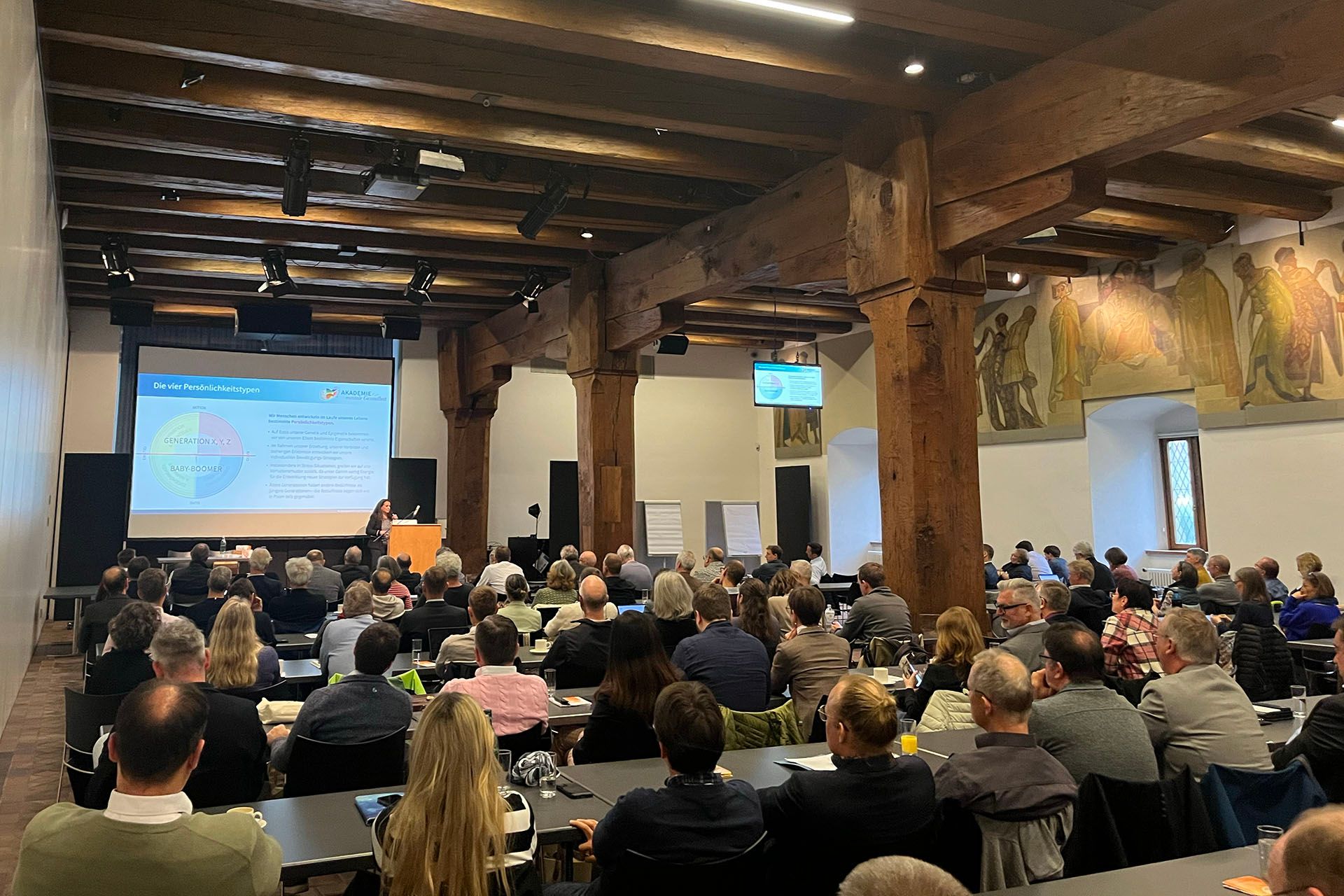 Bettina Tittel auf der Bühne bei einem Vortrag zum Thema