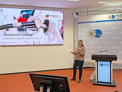 Bettina Tittel bei einem Impulsvortrag zum Thema Bettina Tittel bei einem Impulsvortrag zum Thema