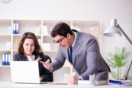 Mobbing – wenn Kolleg:innen zu Feinden werden Mobbing – wenn Kolleg:innen zu Feinden werden