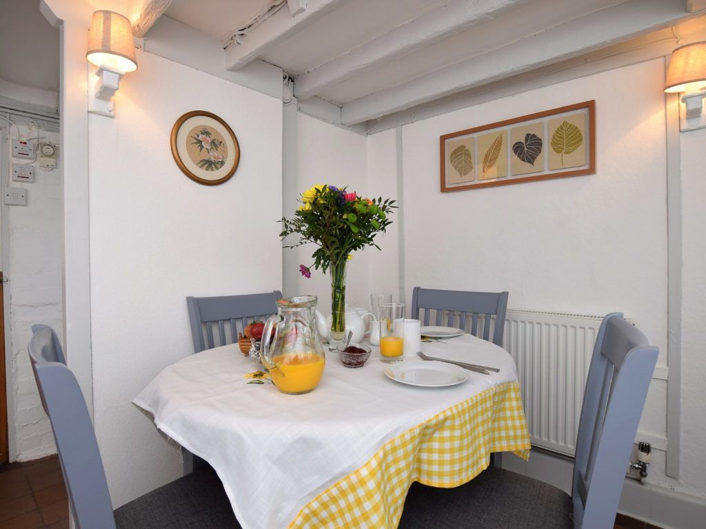 clare-cottage-rental-dinning-area