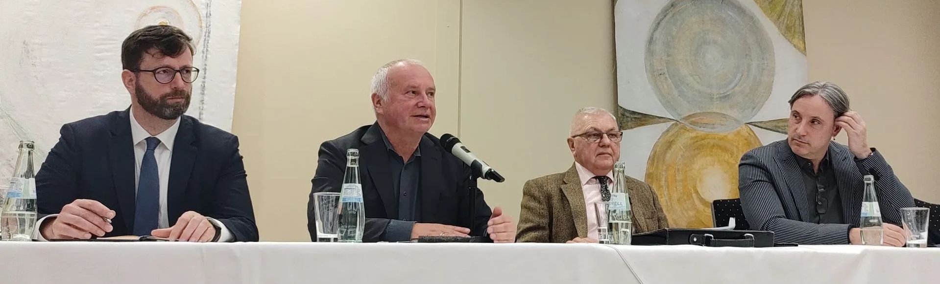 Hier können Sie sich die Veranstaltung anschauen. Von links nach rechts: Christoph Polajner,  Alexandre Rahr, Gen. a.D. Harald Kujat, Dr. Alexander Neu