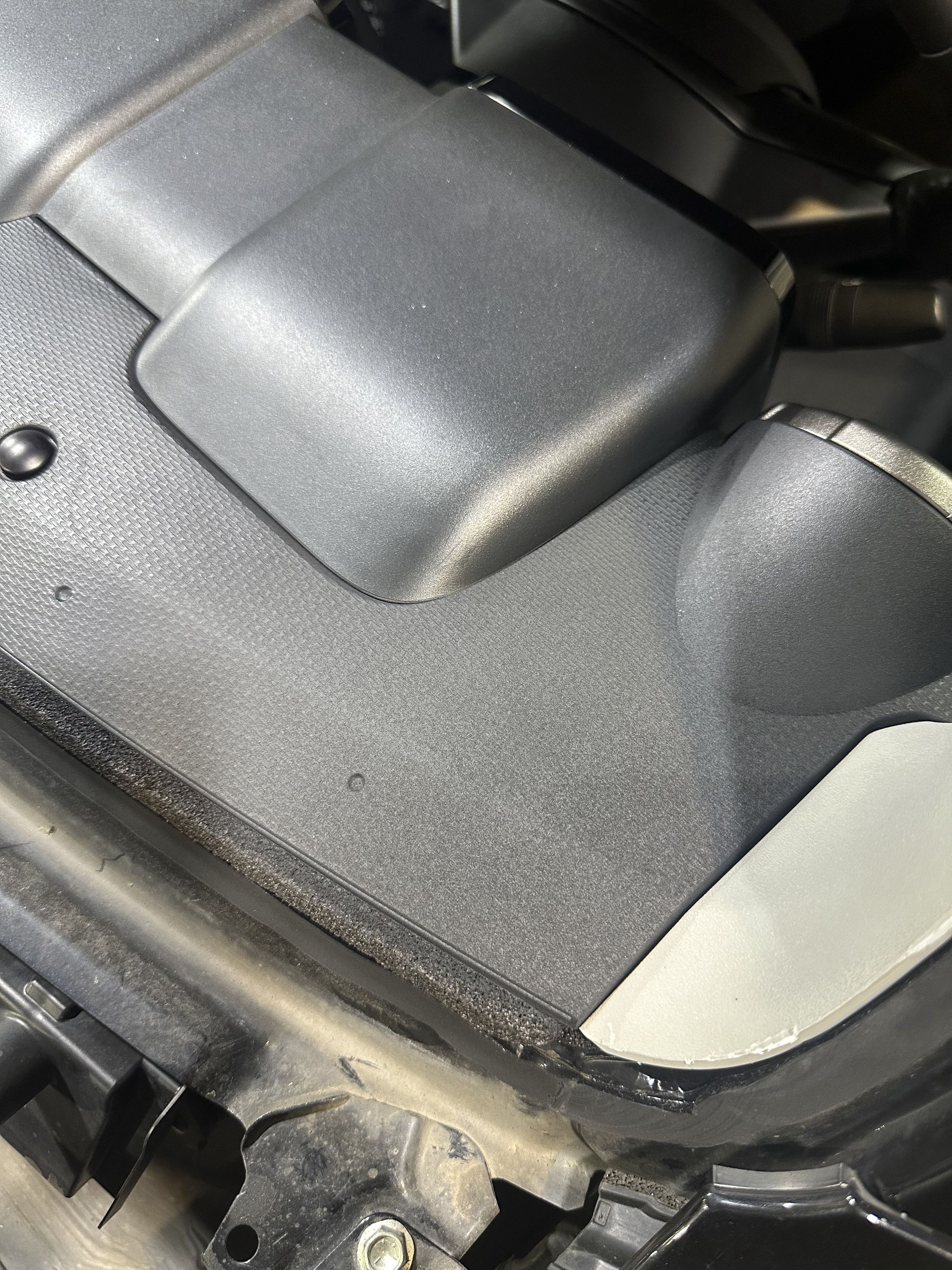 Kunststoffoberfläche im Auto-Innenraum wiederhergestellt - HCC