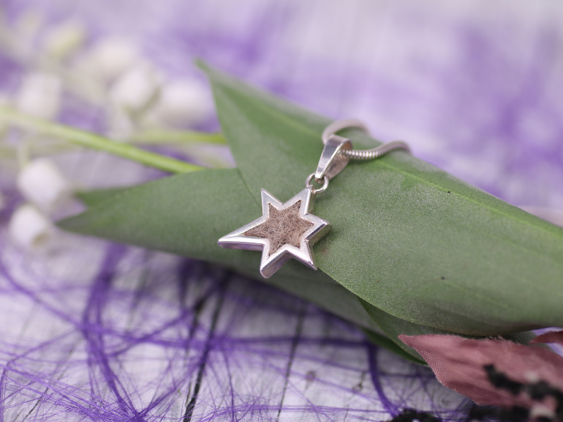 Sternförmige Form als Tierhaarschmuck in unterschiedlichen Ausführungen in Handarbeit angefertigt