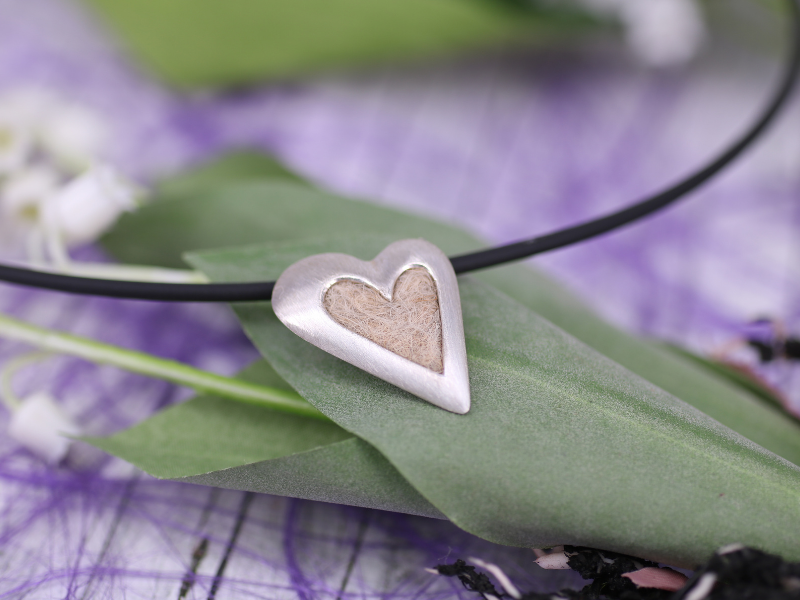 asymmetrischer kettenanhänger in Herzform mit weichen Tierhaaren