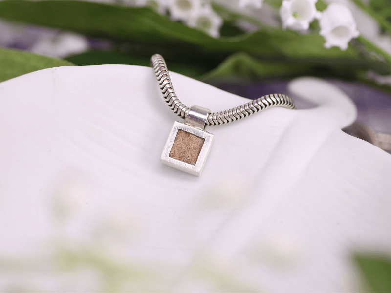 Tierhaarschmuck als kleines Viereck für Männer und Frauen ein perfekter Freundschaftsschmuck