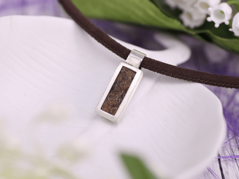 Tierhaarschmuck als geradlinige geometrische Form und damit ideal für Männer und Frauen die Tiere lieben
