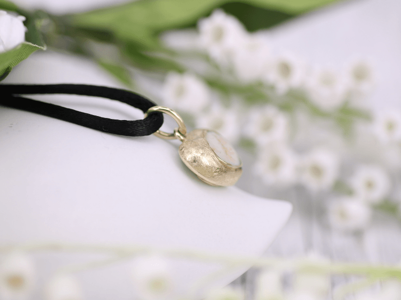 Unikatschmuck aus massivem Gold mit einem Menschenzahn