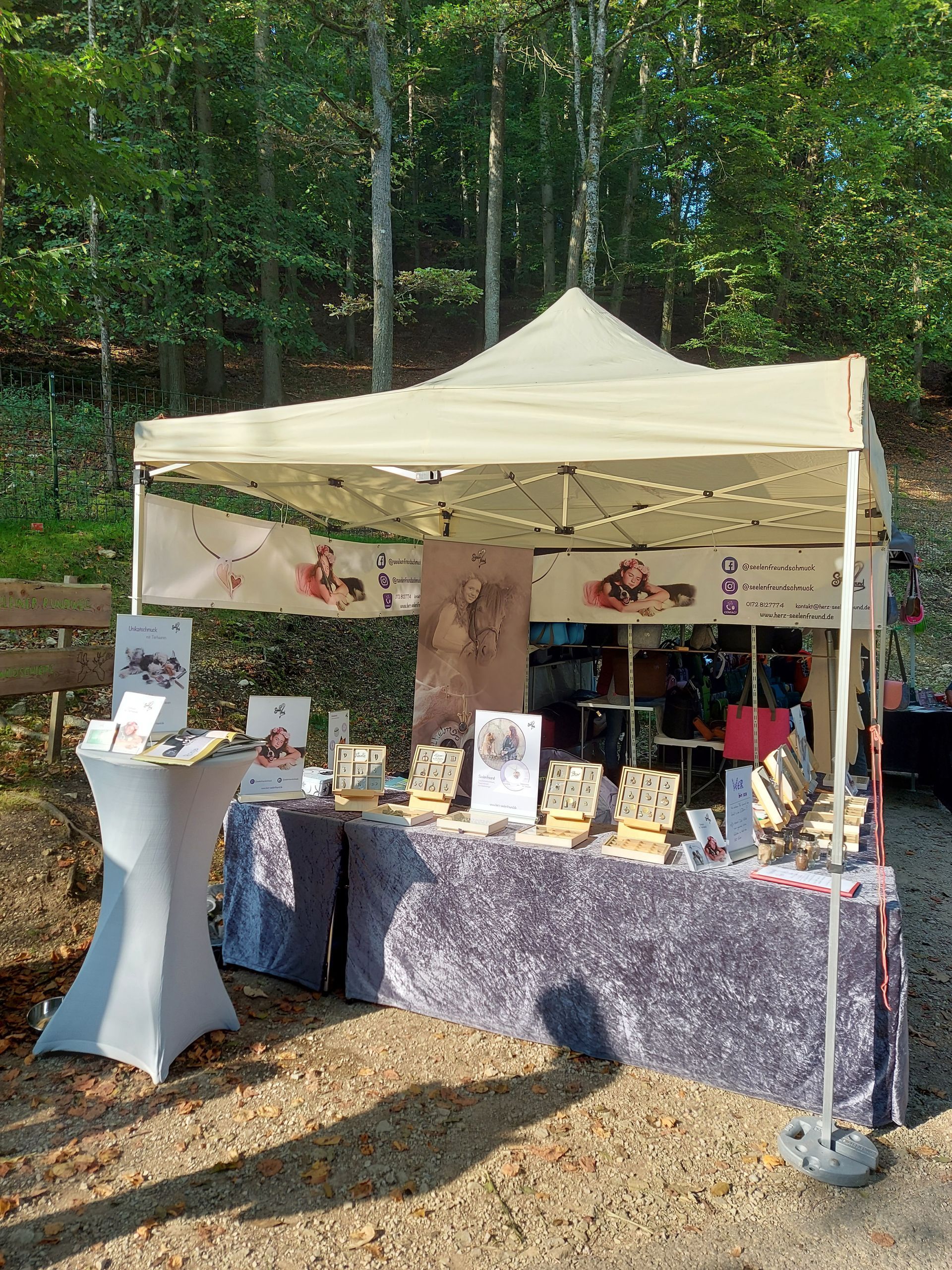 Die Goldschmiede aus Heroldsberg war 2021 das erste Mal als Aussteller auf dem Herbstmarkt im Wildpark Hundshaupten, um den Besuchern die Schmuckstücke von Seelenfreund zu zeigen.