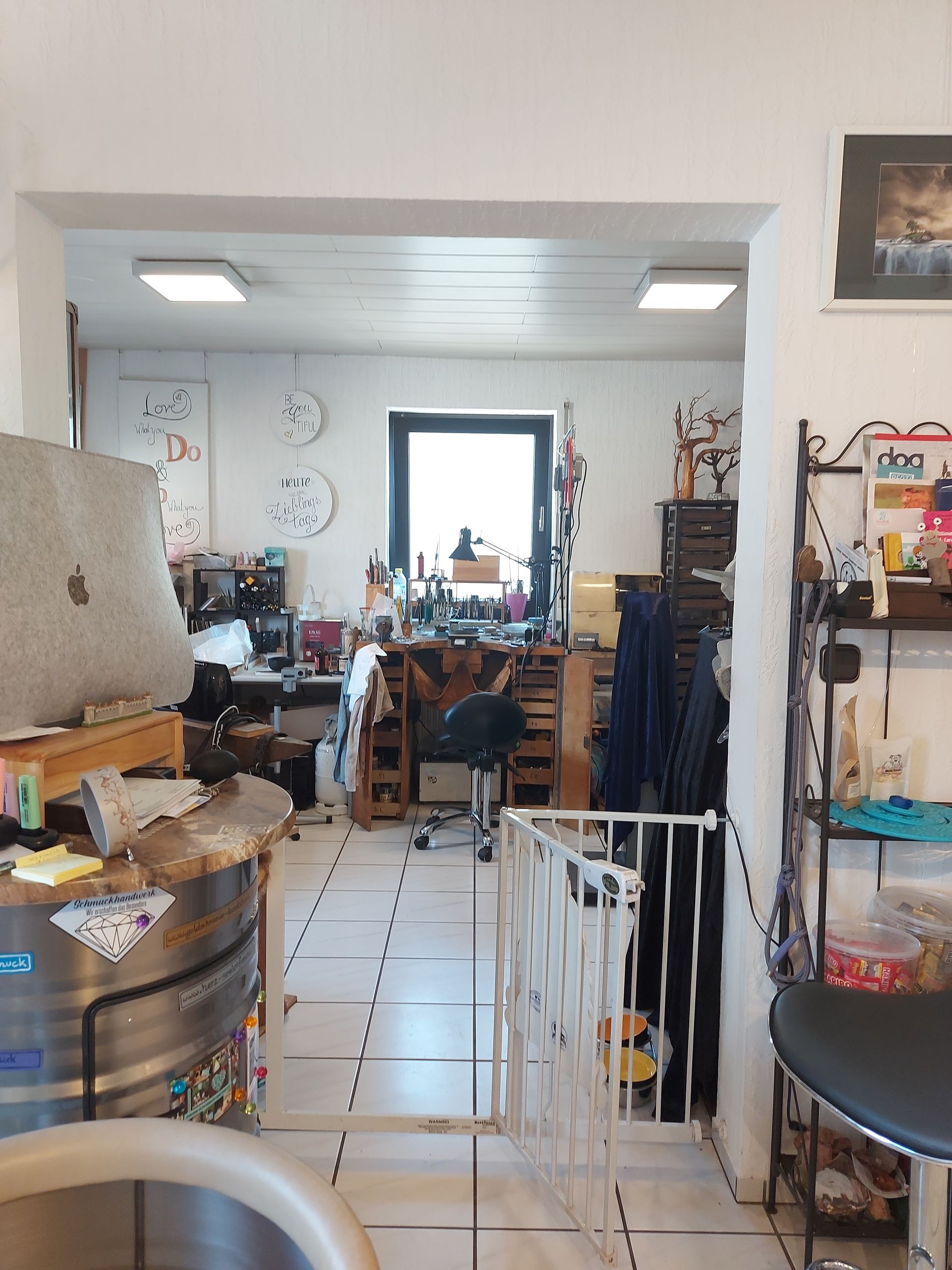 Blick von Ausstellungsraum auf den Arbeitsbereich der Goldschmiedin