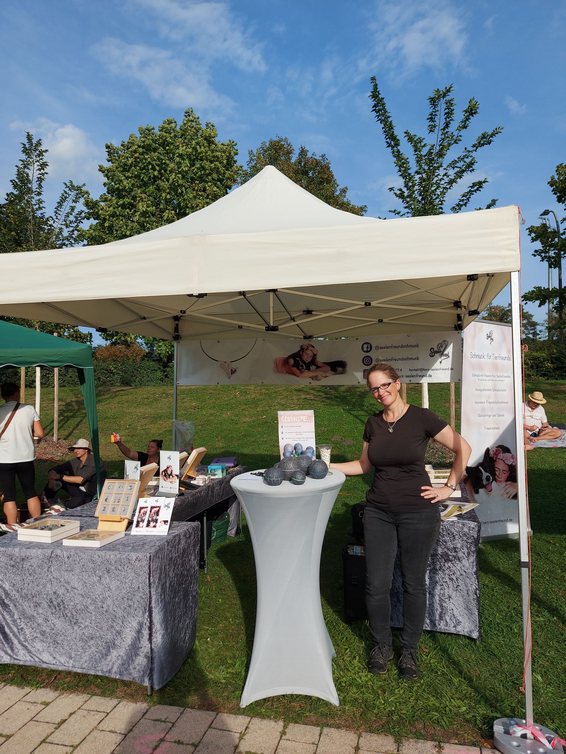 Am pavillion von Seelenfreund auf dem Hundebadetag in Bamberg 2023
Goldschmiedin Elke Wagner an ihrem Stand mit den Schmuckstücken von Seelenfreund