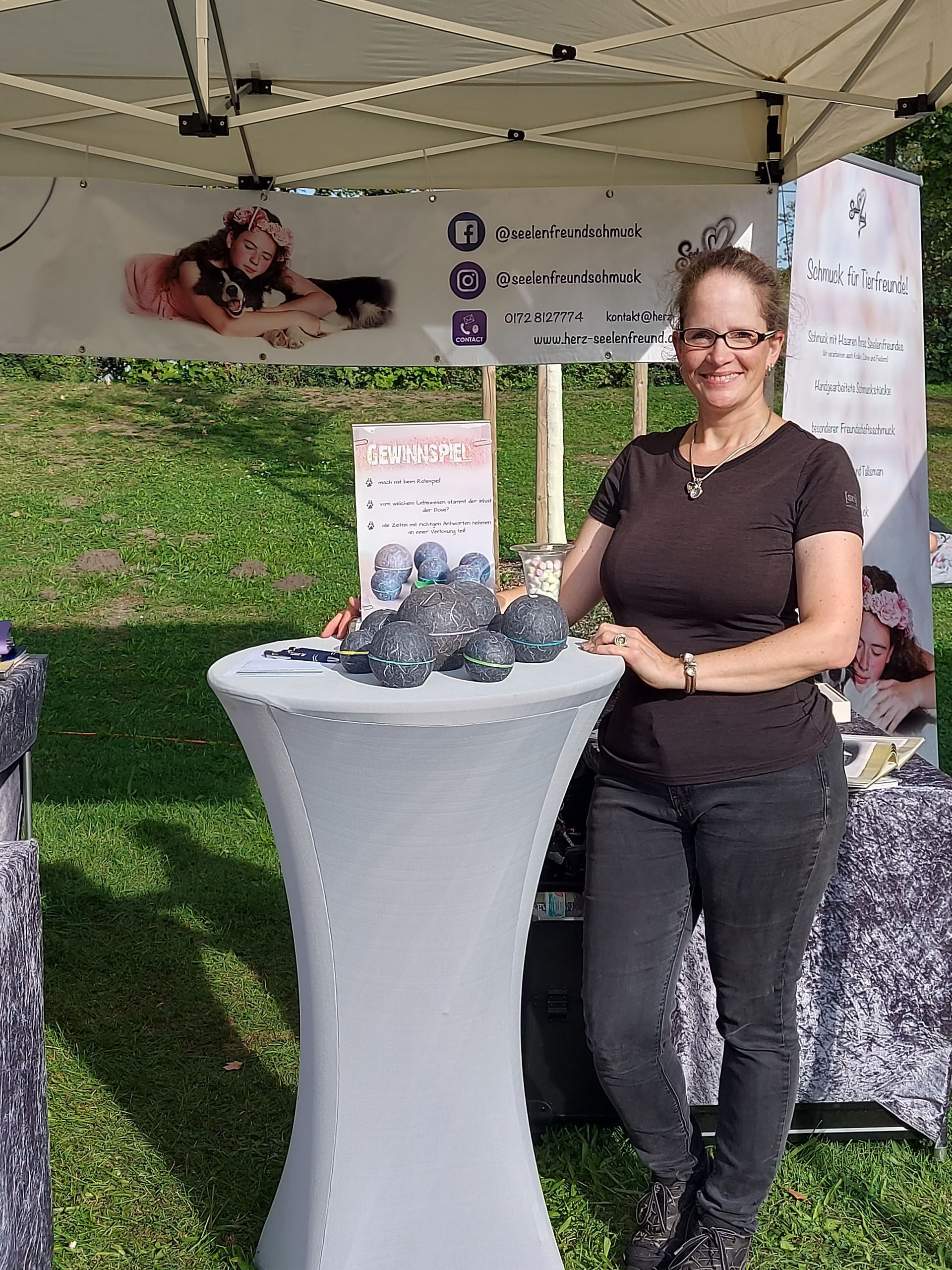 Goldschmiedin Elke Wagner aus Heroldsberg auf dem Hundebadetag in Bamberg 2023