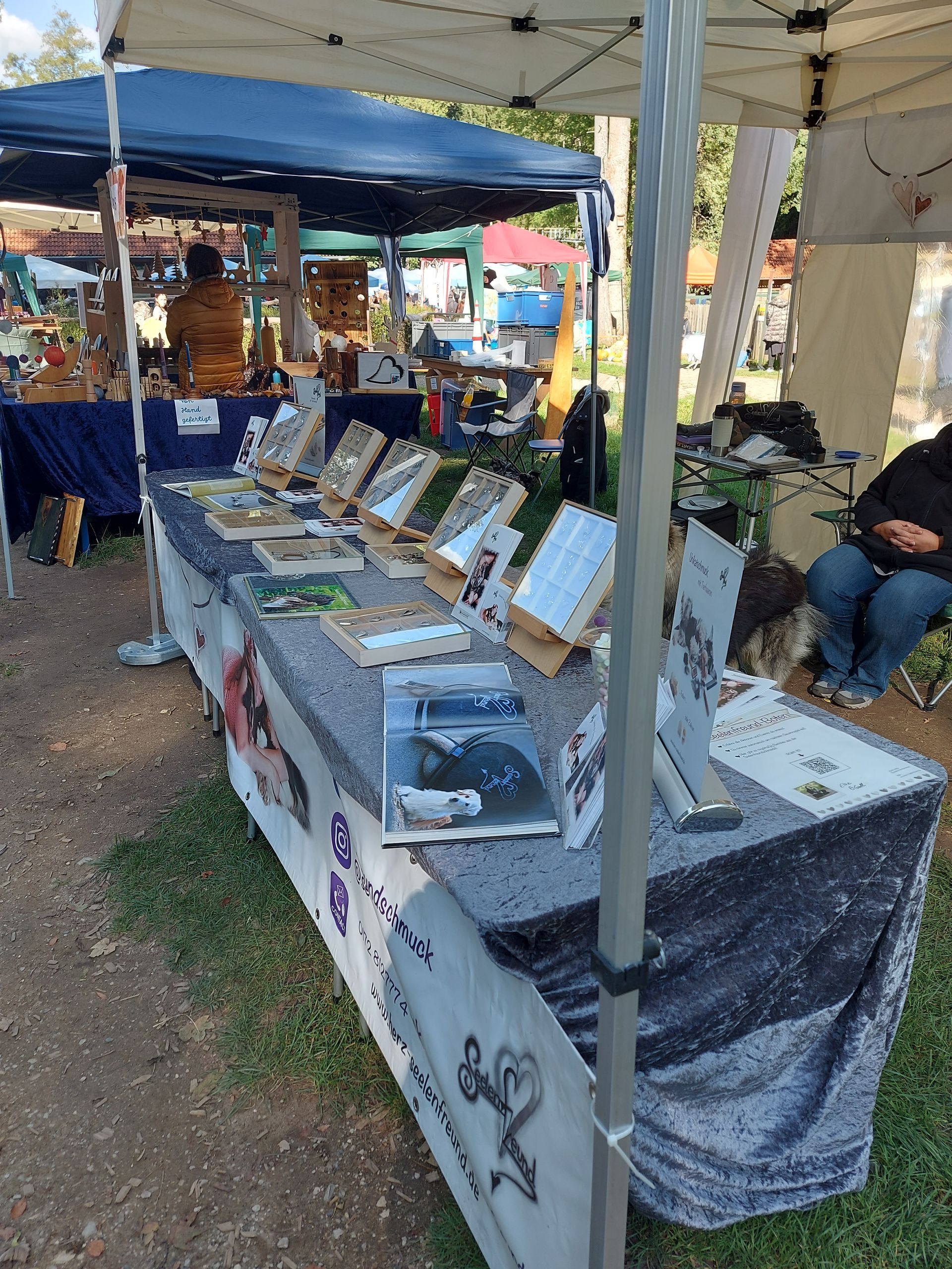 Der Pavillion auf dem Herbstmarkt in Hundshaupten, der im idyllischen Ambiente des Wildparks veranstatlet wird und viele tolle Aussteller eingeladen hat um die Produkte zu zeigen.
Hier am Stand von Seelenfreund werden handgemachte Schmuckstücke mit Tierhaaren gezeigt.