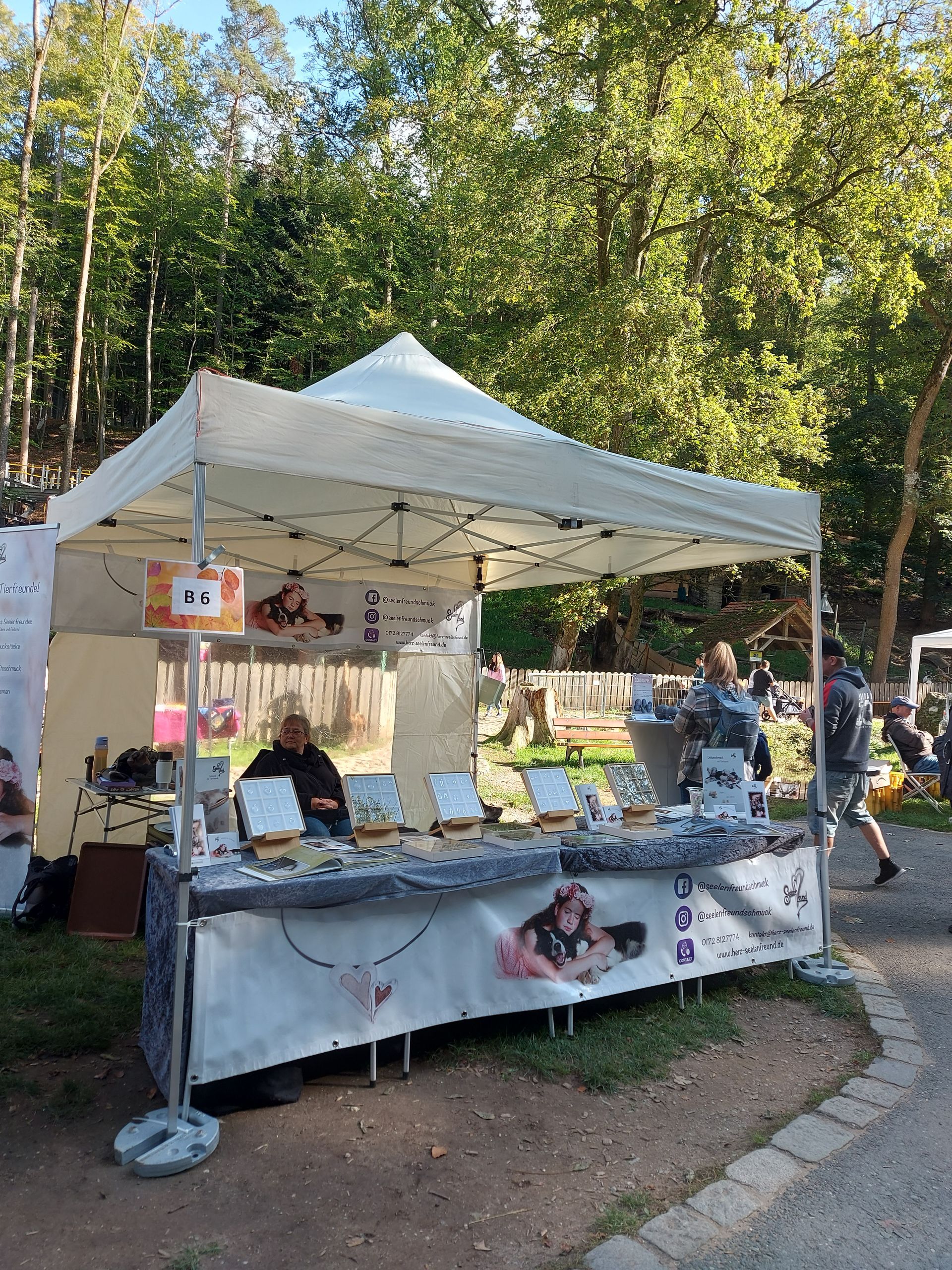 Herbstmarkt Hundshaupten im Wildpark bei strahlendem Sonnenschein im September 2023
Der Stand von Seelenfreund präsentiert wunderschöne handgefertigte Schmuckstücke mit Tierhaaren, Krallen, Federn oder Zähnen.