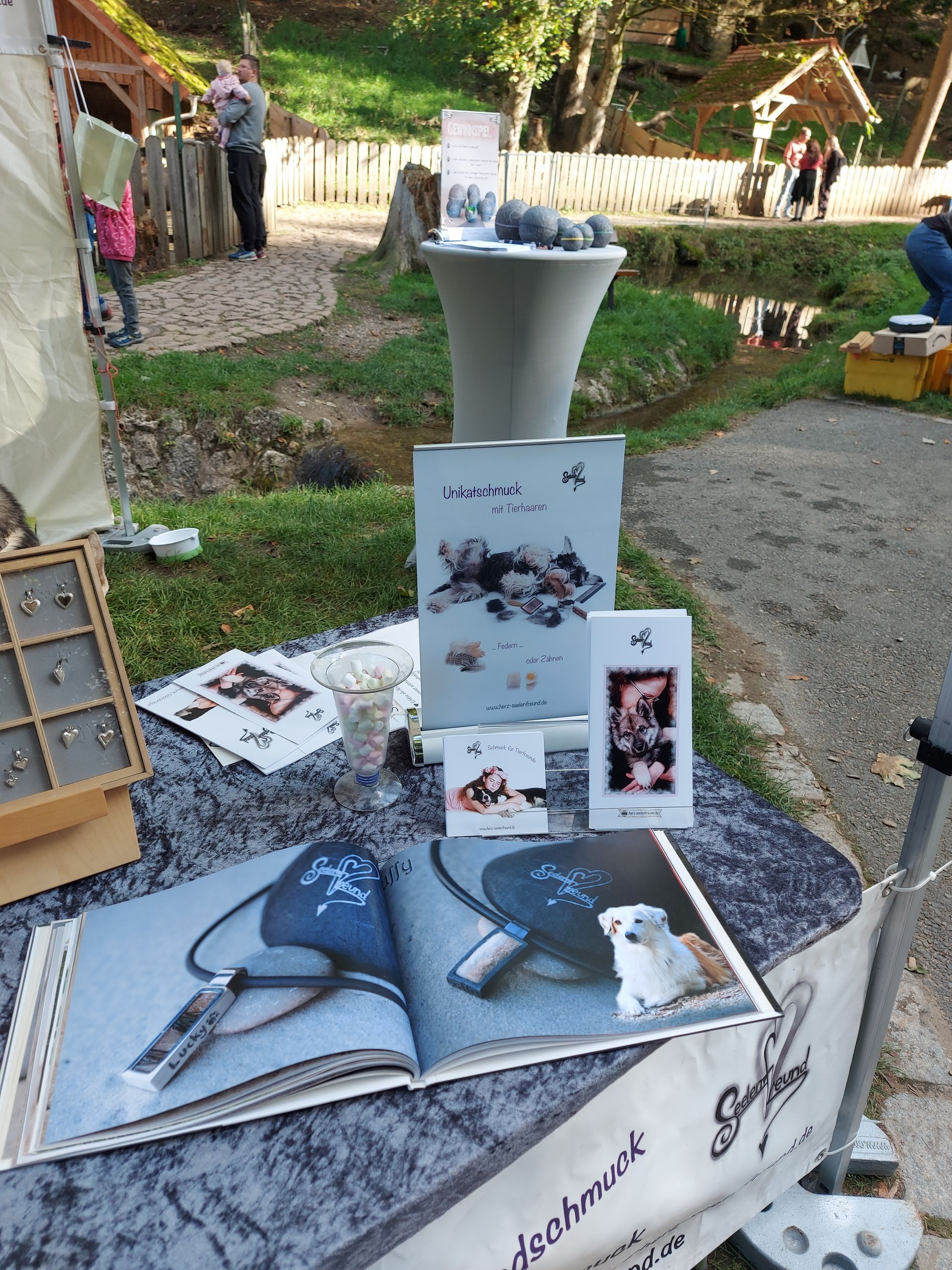 Werbematerial zur information der Besucher und als Handout.
Seelenfreund zeigt auf dem Herbstmarkt Unikatschmuck mit Tierhaaren. Man trägt damit das Liebste immer bei sich und die Schmuckstücke sind eine schöne Möglichkeit, um die Haare von Verstorbenen als Andenken zu verwaren.